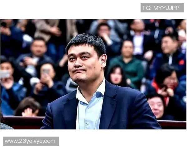 足球明星观看姚明精彩瞬间分享运动精神与友谊的跨界交流 足球明星观看姚明精彩瞬间分享运动精神与友谊的跨界交流